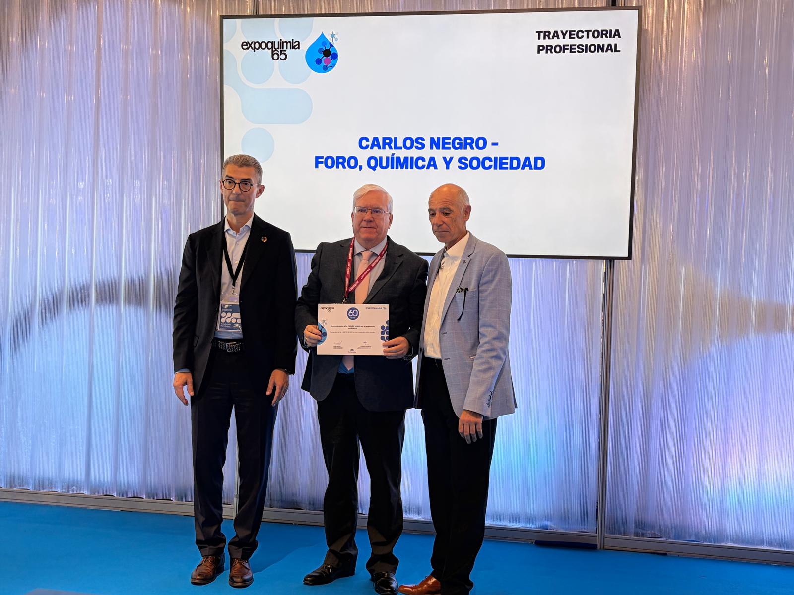 Carlos Negro recibe el reconocimiento a su trayectoria profesional en el 60º Aniversario de Expoquimia